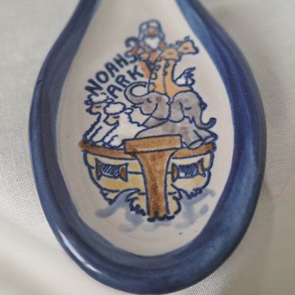 VINTAGE LOUISVILLE STONEWARE NOAHS ARK Blue Rim With Noah and Animals SPOON REST - Picture 2 of 6